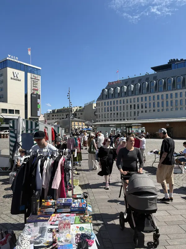 Kirppispöytiä Walon edustalla